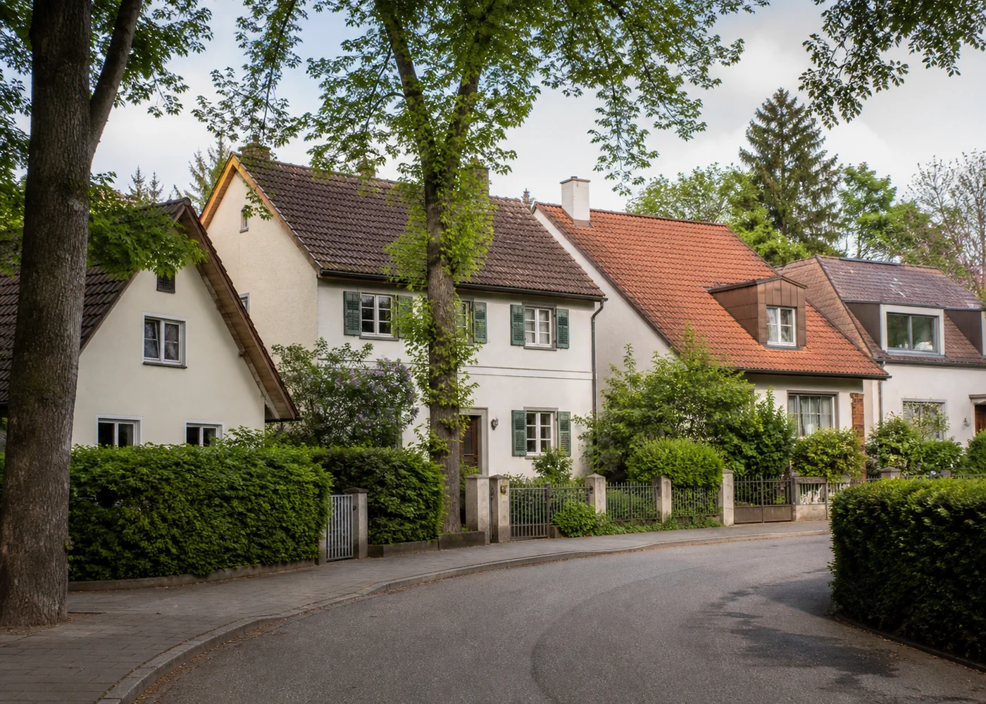 Geschwungene grüne Wohnstraße mit bestehenden Ein- und Doppelhäusern